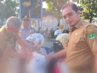 Demi Tingkatkan PAD Daerah, Samsat Simpang Empat Pasang Stiker Kendaraan ASN yang Menunggak