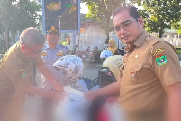 Pemasangan stiker peringatan pada kendaraan ASN Pasaman Barat yang menunggak pajak, Senin 6 Juli 2026 (Foto: Diskominfo Pasbar)