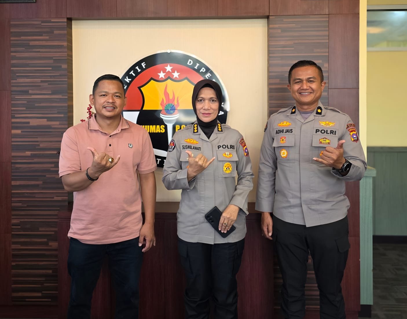 Silaturahmi Pemred PenaHarian.com bersama Kabid Humas Polda Sumbar, Kombes Pol. Susmelawati Rosya, didampingi Kasubbid PID Bidhumas Polda Sumbar, Adhi Jais, di Kantor Bidhumas Polda Sumbar, Senin (27/7/2026).
