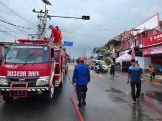 Bupati Pasaman Perintahkan Damkar Bersihkan Lumpur di Fasilitas Umum Akibat Banjir