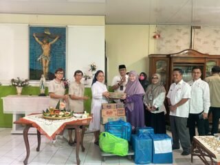 Harneli Mahyeldi Rayakan Hari Jadi Sumbar Bersama Lansia di Panti Jompo