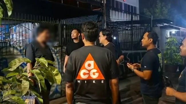 Foto: Momen polisi menangkap RS (44) yang menendang wanita di Mal Senayan City. (dok.istimewa)