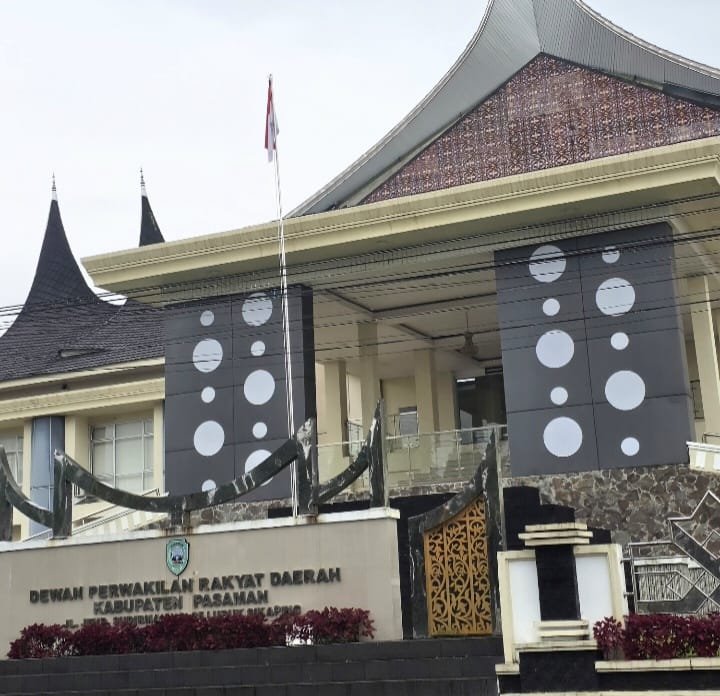 Kantor DPRD Kabupaten Pasaman dibangun menggunakan dana APBD 2020–2021 sebesar Rp19.645.308.000. (Dok.21 Oktober 2026)