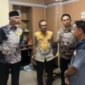 Mahyeldi Jenguk Ketua MUI Sumbar Korban Kebakaran KMP Batumandi di Cilegon