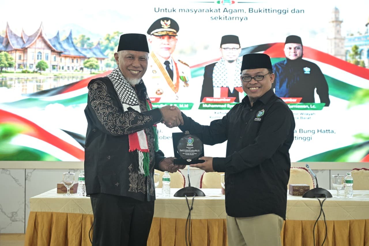Gubernur Sumatera Barat Mahyeldi menerima plakat pada acara Temu Relawan Komnas Palestina Sumatera Barat di Istana Bung Hatta, Bukittinggi, Minggu (25/10/2026). Foto: Dok. Makopim/Adp