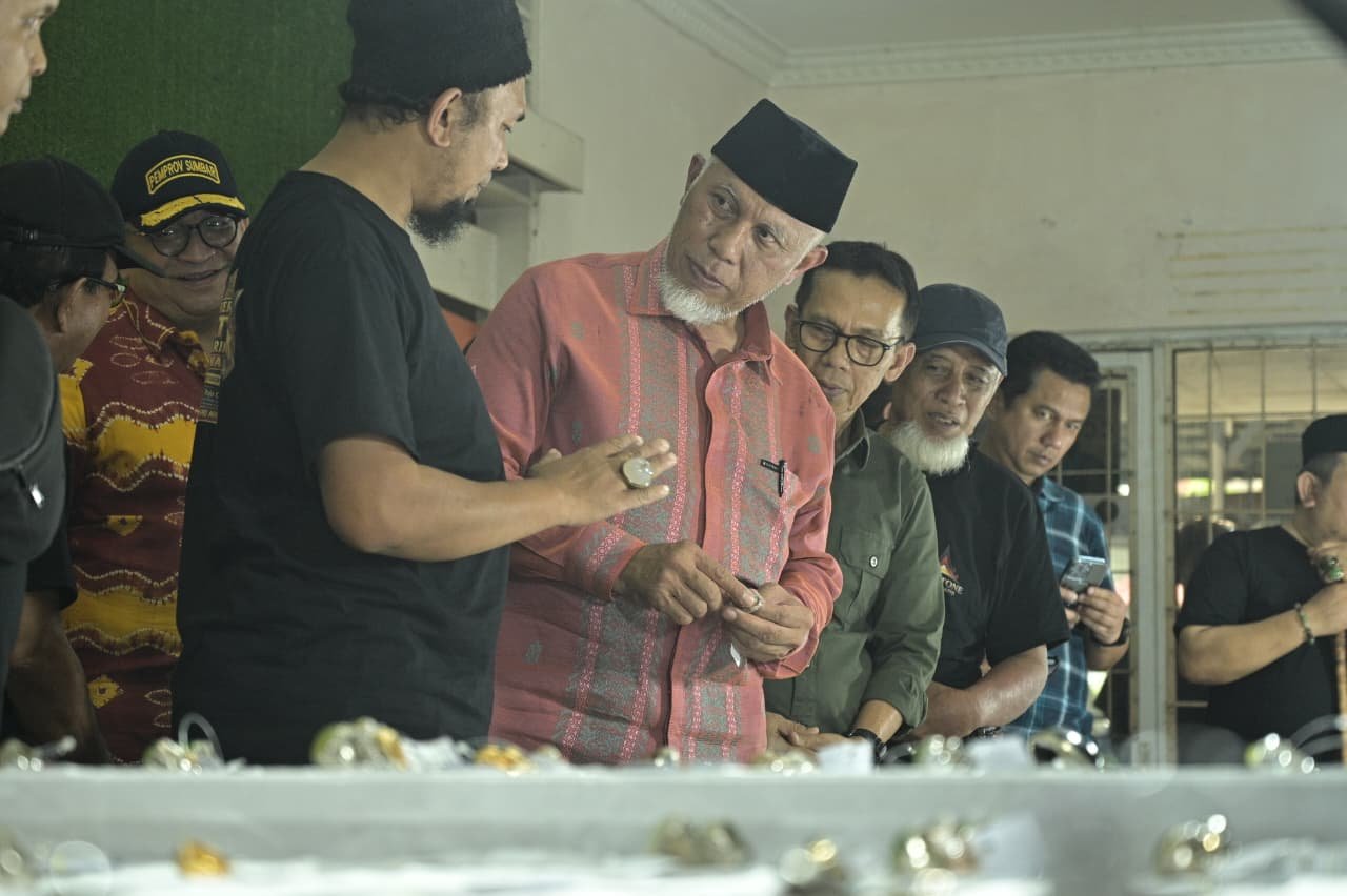 Keterangan Foto : Gubernur Provinsi Sumatera Barat Mahyeldi Ansharullah Membuka acara Pameran dan Kontes Batu Akik di Court Rajo Corner, Kota Padang, Sabtu (31/10/2026). ​Foto: Dok. Adp