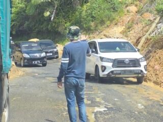Jalan Nasional Rusak Parah, Kepala PPJN Sumbar Bungkam, Pengendara Diminta Hati-hati